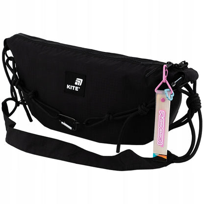 Stylowy brelok Kite przypięty do torby na ramię