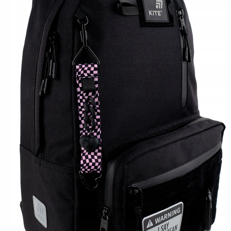 Długa tekstylna zawieszka Kite przypięta do plecaka