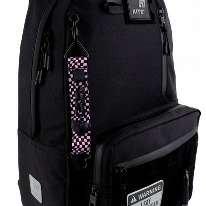 Długa tekstylna zawieszka Kite przypięta do plecaka