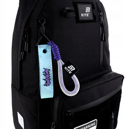 Długa zawieszka tekstylna Kite przypięta do plecaka