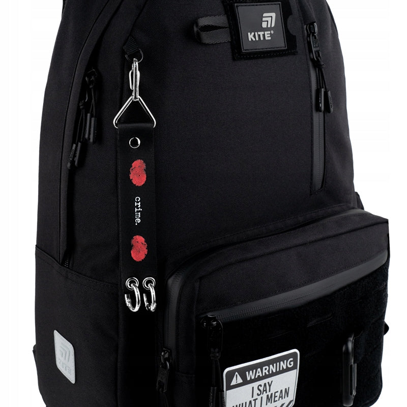 Długa zawieszka tekstylna Kite przypięta do plecaka