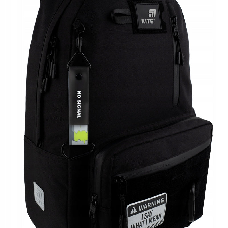 Tekstylna zawieszka Kite 3D przypięta do plecaka