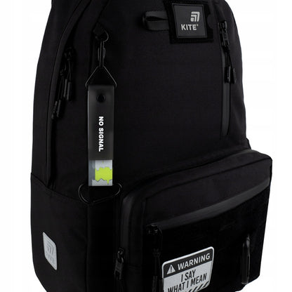 Tekstylna zawieszka Kite 3D przypięta do plecaka