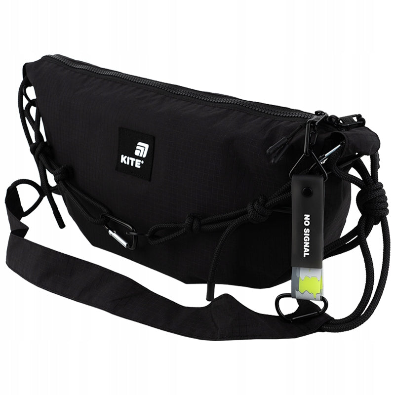 Brelok tekstylny Kite przypięty do torby na ramię