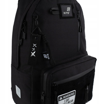 Długa zawieszka tekstylna Kite 3D przypięta do plecaka