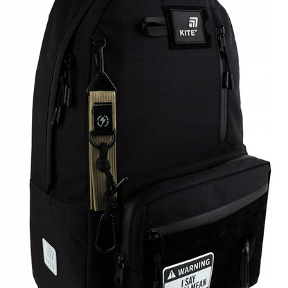 Długa zawieszka tekstylna Kite 3D przypięta do plecaka szkolnego