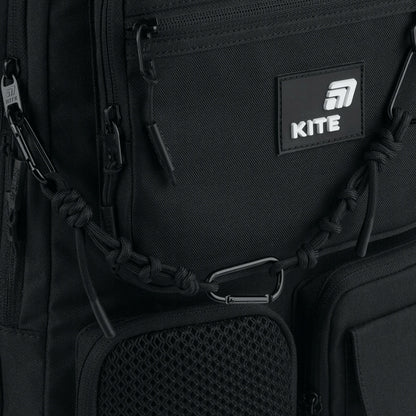 Stylowy plecak dla chłopca Kite – dekoracyjne linki i karabińczyki.