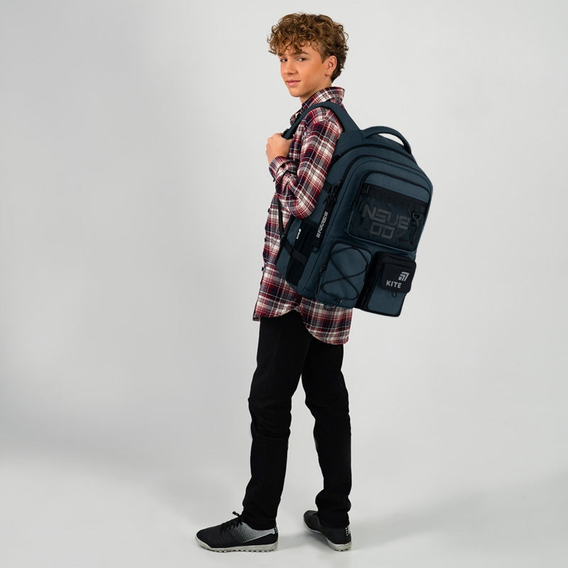 Pojemny plecak szkolny Kite – model na ramieniu nastolatka (wzrost od 145 cm).