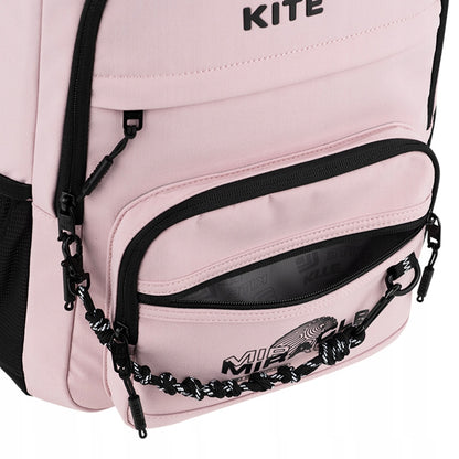 Widok trzech przednich kieszeni na drobiazgi.