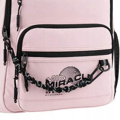 Zbliżenie na matowy materiał Ripstop oraz objętościowy nadruk.