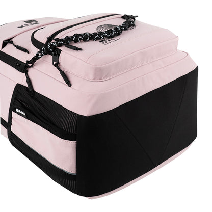 Wzmocnione, stabilne dno plecaka chroniące zawartość.