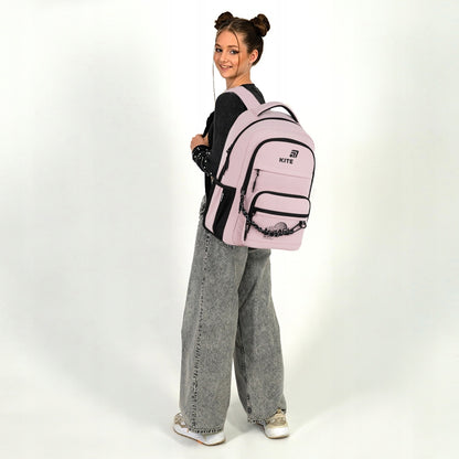 Nastolatka trzymająca plecak na jednym ramieniu.