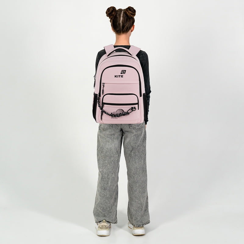 Widok czarnego plecaka na plecach nastolatki.