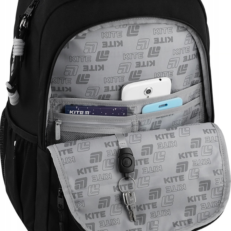 Przednia kieszeń z organizerem na portfel i odpinaną kluczówką.