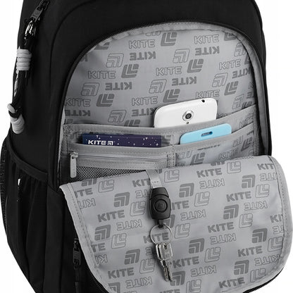 Przednia kieszeń z organizerem na portfel i odpinaną kluczówką.