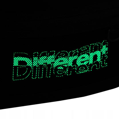 Zbliżenie na nadruk świecący w ciemności i wstawkę z siatki.