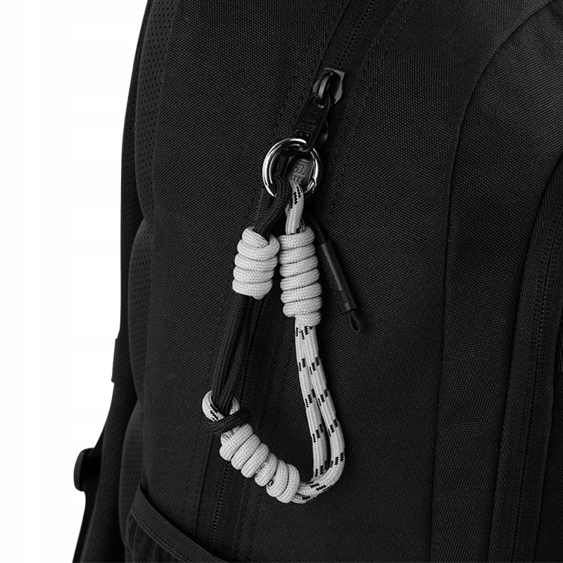 Detal dekoracyjnej zawieszki wykonanej z paracordu.