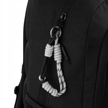 Detal dekoracyjnej zawieszki wykonanej z paracordu.