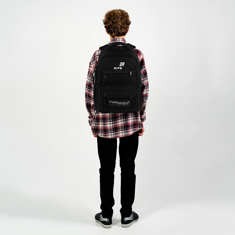 Nastolatek z plecakiem na plecach.