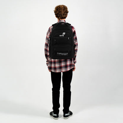 Nastolatek z plecakiem na plecach.