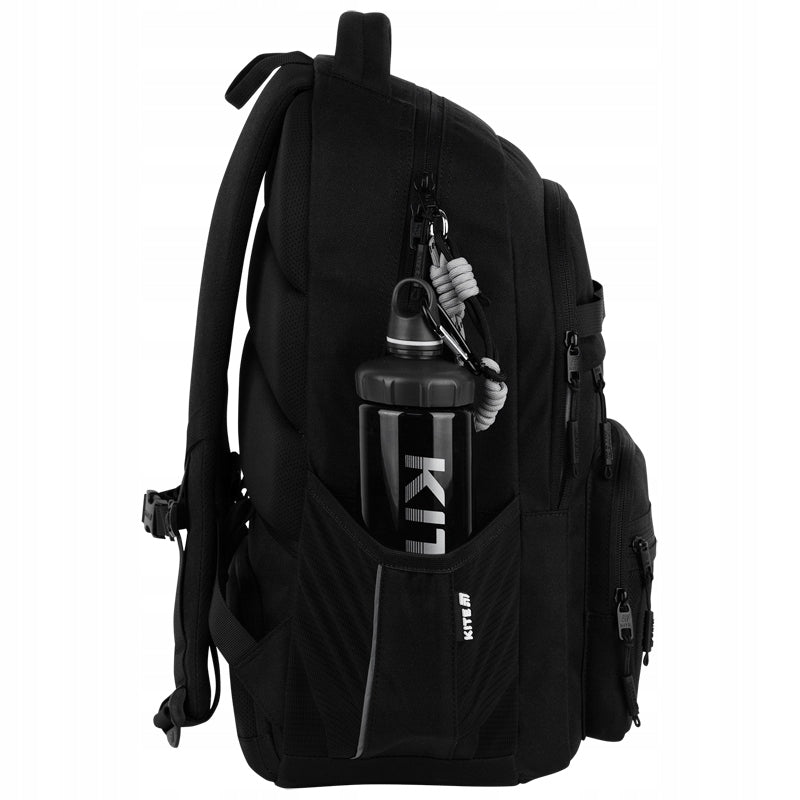 Widok bocznych kieszeni na butelkę wody lub termos.