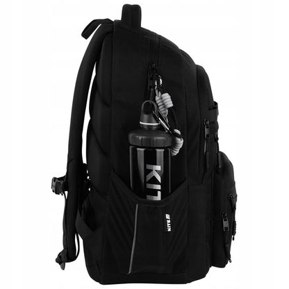 Widok bocznych kieszeni na butelkę wody lub termos.