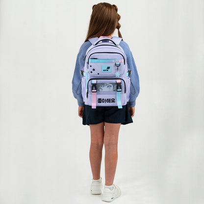 Dziecko z fioletowym plecakiem Kite na plecach – system Ergo Kids.