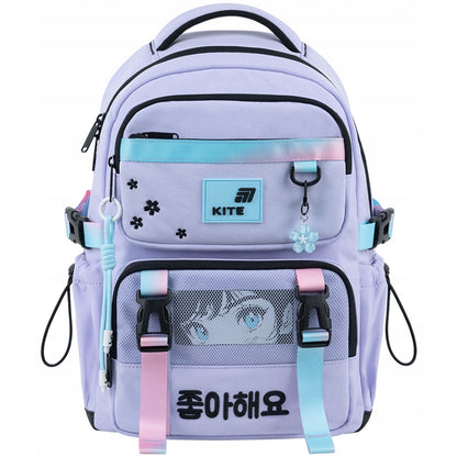 Widok plecaka z przodu z naszywką 3D i haftowanymi elementami.