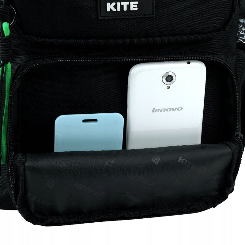 Środkowa przegroda idealna na drugie śniadanie lub piórnik.