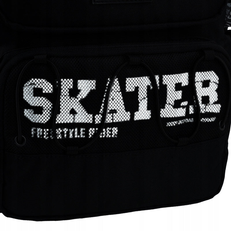 Zbliżenie na stylowy, tekstylny napis na taśmie oraz detale typograficzne na froncie plecaka Kite