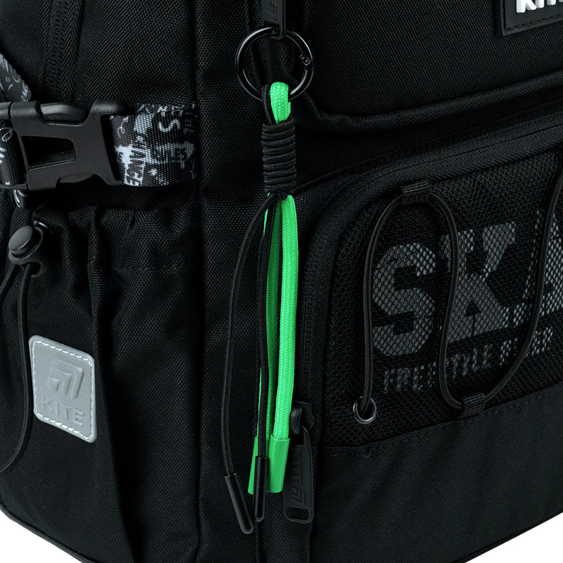 Zbliżenie na dekoracyjną podwieszkę (brelok) przy zamku plecaka Kite.