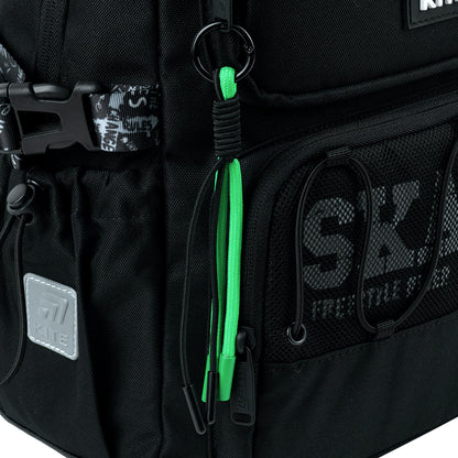 Zbliżenie na dekoracyjną podwieszkę (brelok) przy zamku plecaka Kite.