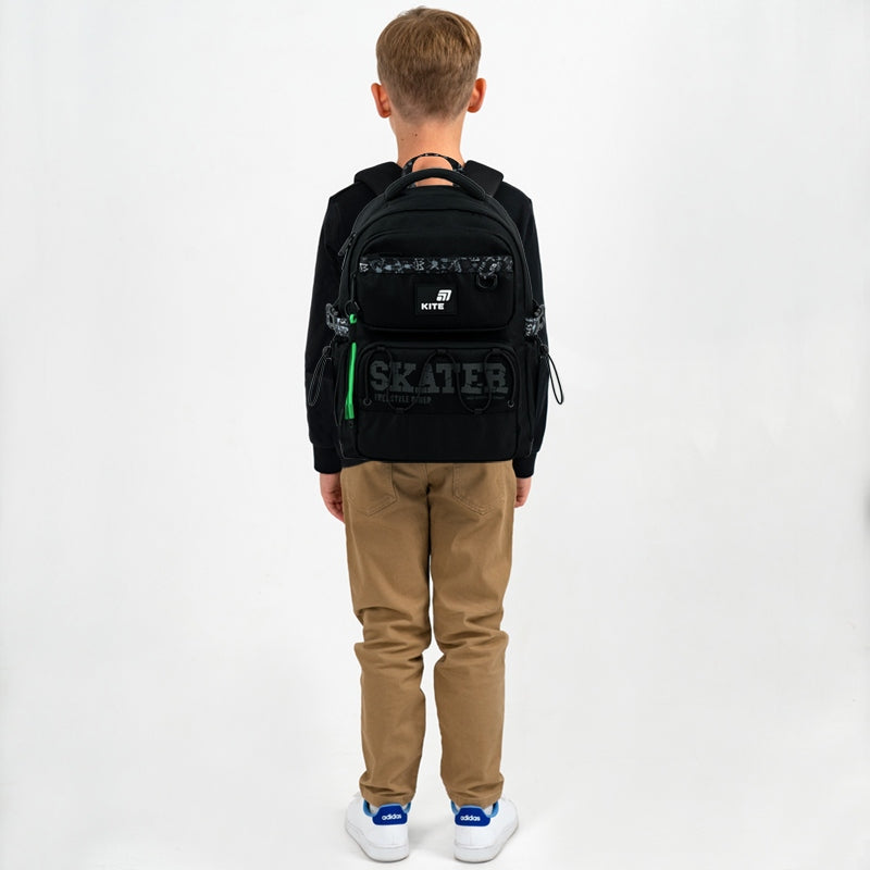 Dziecko z plecakiem Kite na plecach, widoczny pas piersiowy i ułożenie na kręgosłupie.