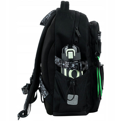 Boczna elastyczna kieszeń plecaka Kite z włożonym bidonem.