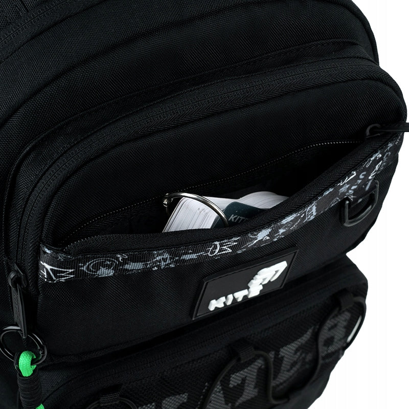 Przednia kieszeń zewnętrzna na drobne akcesoria szkolne.