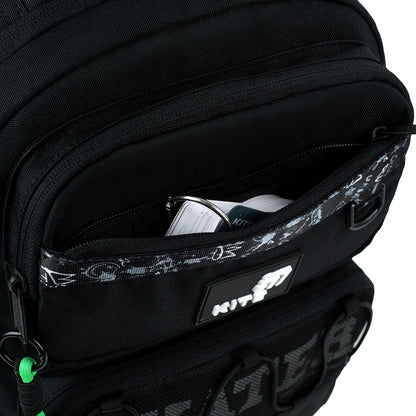 Przednia kieszeń zewnętrzna na drobne akcesoria szkolne.