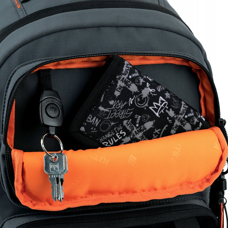 Wewnętrzny organizer z odpinanym uchwytem na klucze.