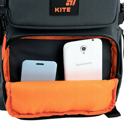 Środkowa kieszeń plecaka na piórnik lub lunchbox.