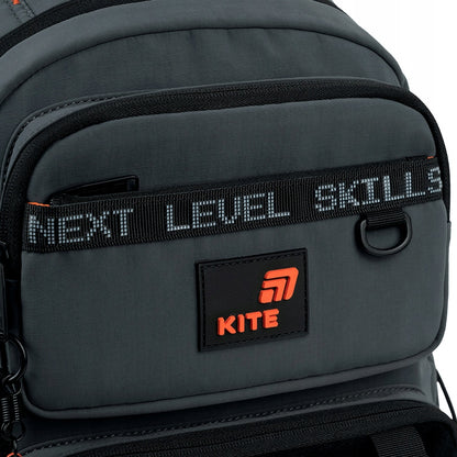 Zbliżenie na fakturę materiału twill i ozdobny brelok.