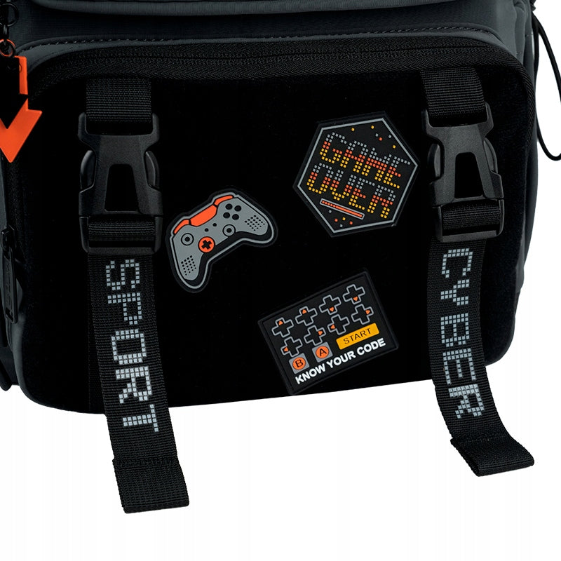 Trójwymiarowe naszywki przymocowane do przedniej kieszeni.