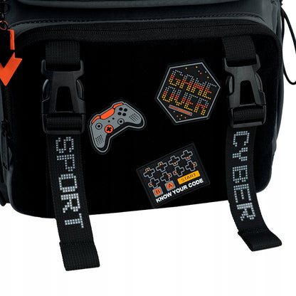 Trójwymiarowe naszywki przymocowane do przedniej kieszeni.