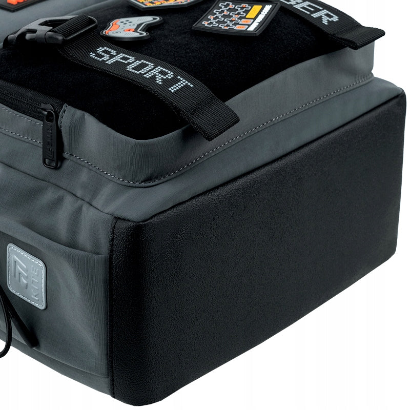 Wzmocnione, wodoodporne dno plecaka z ochronną powłoką.