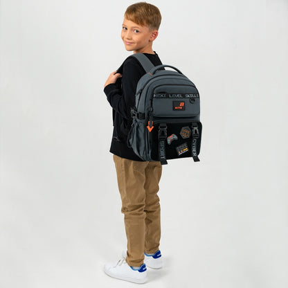 Plecak Kite prezentowany na dziecku (widok z boku), pokazujący profil szelek.