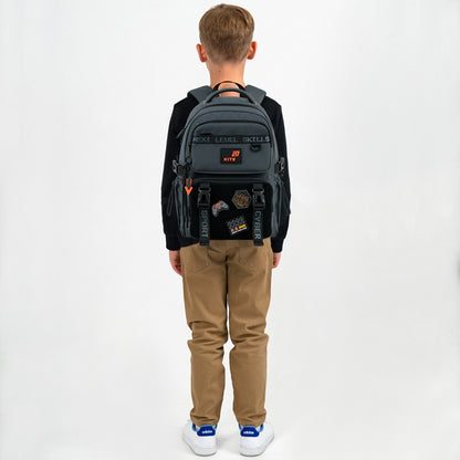 Dziecko z plecakiem Kite na plecach – idealne dopasowanie pasów piersiowych.