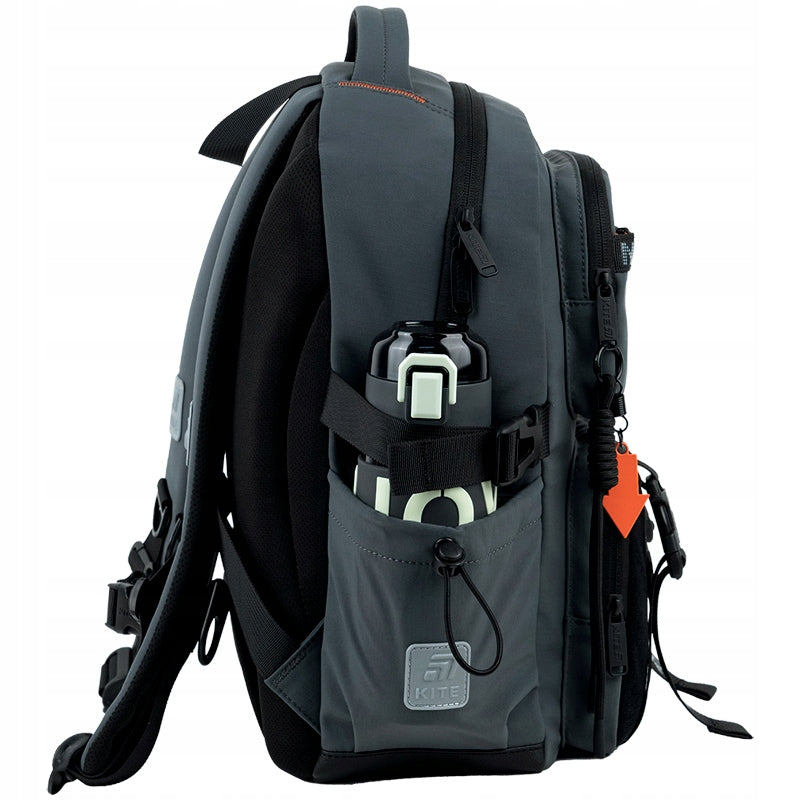 Boczna kieszeń plecaka Kite z włożonym bidonem.