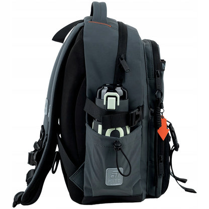 Boczna kieszeń plecaka Kite z włożonym bidonem.