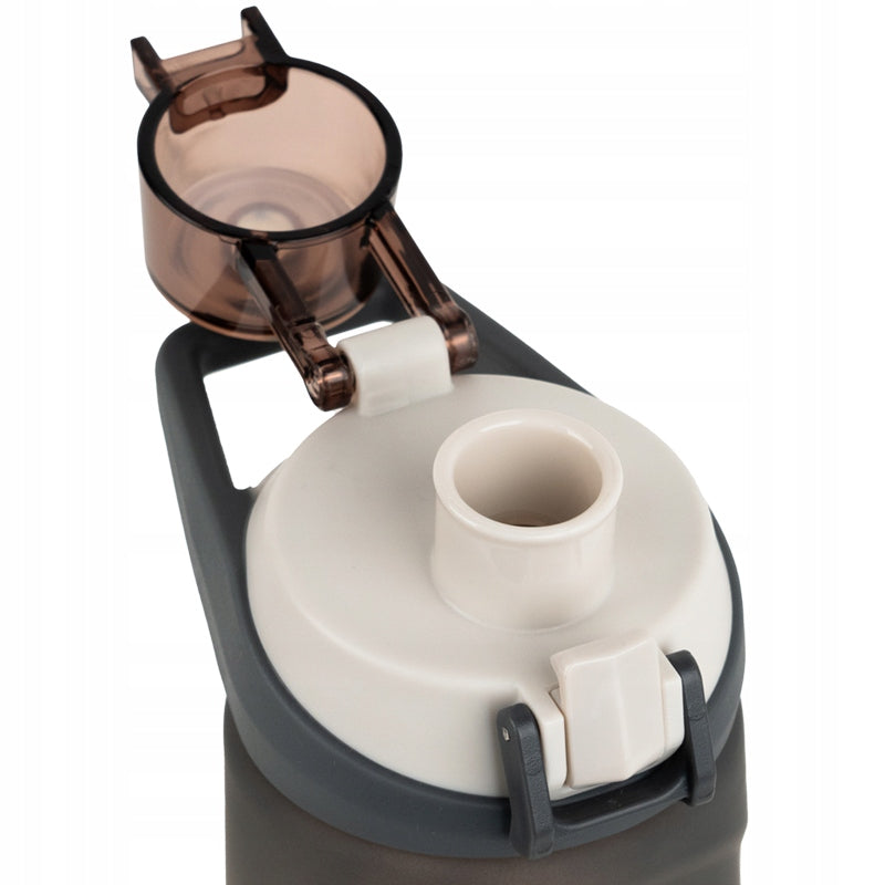 Butelka tritanowa Kite – zbliżenie na nakrętkę z blokadą zabezpieczającą.