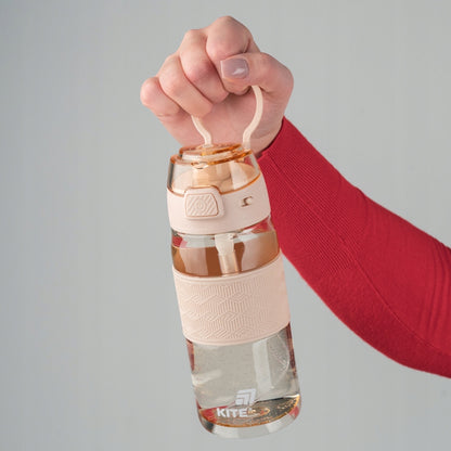 Bidon sportowy Kite trzymany za antypoślizgową strefę chwytu.