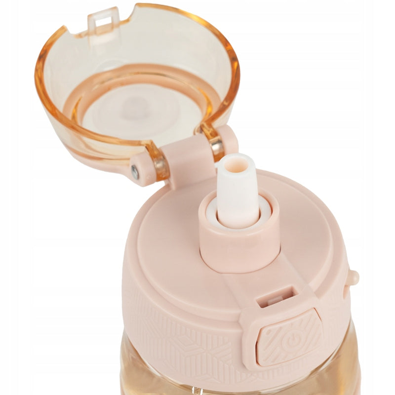 Butelka tritanowa Kite trzymana za górną część nakrętki.