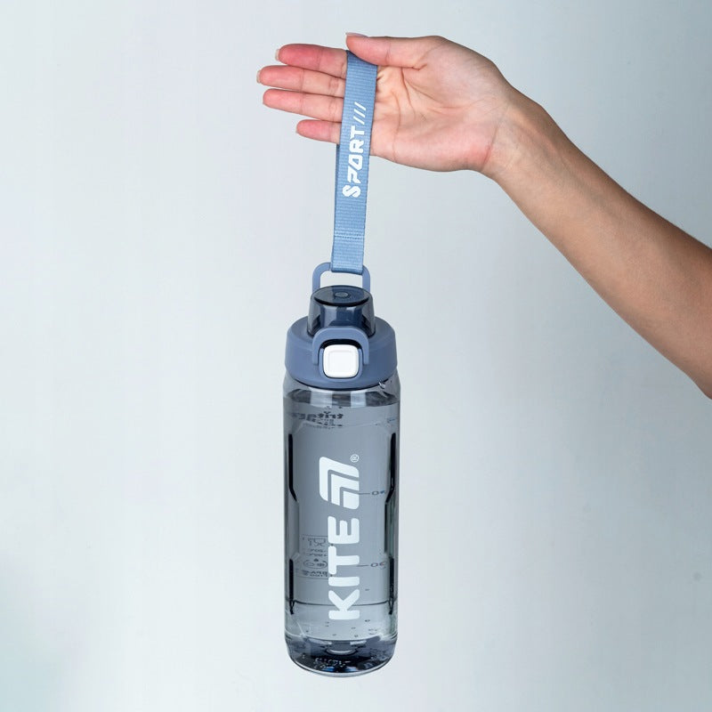 Ergonomiczna rączka i uchwyt do przenoszenia niebieskiej butelki na wodę Kite 800 ml